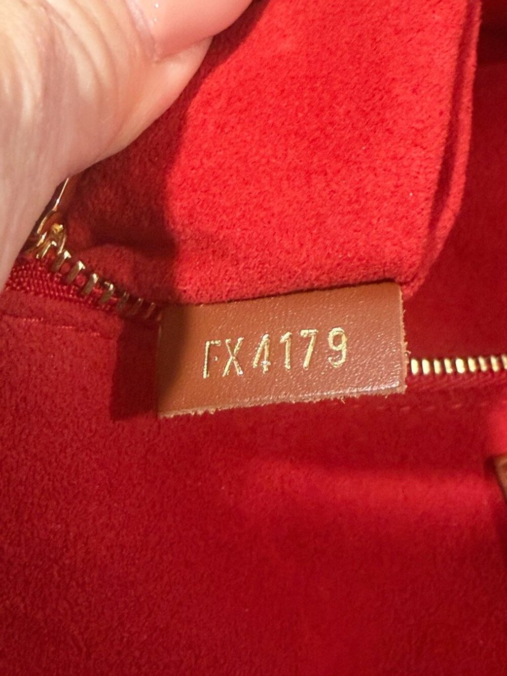 Louis Vuitton OnTheGo GM Shearling Teddy Limited Edition Tote Bag (JB1438) - Picture 13 of 15